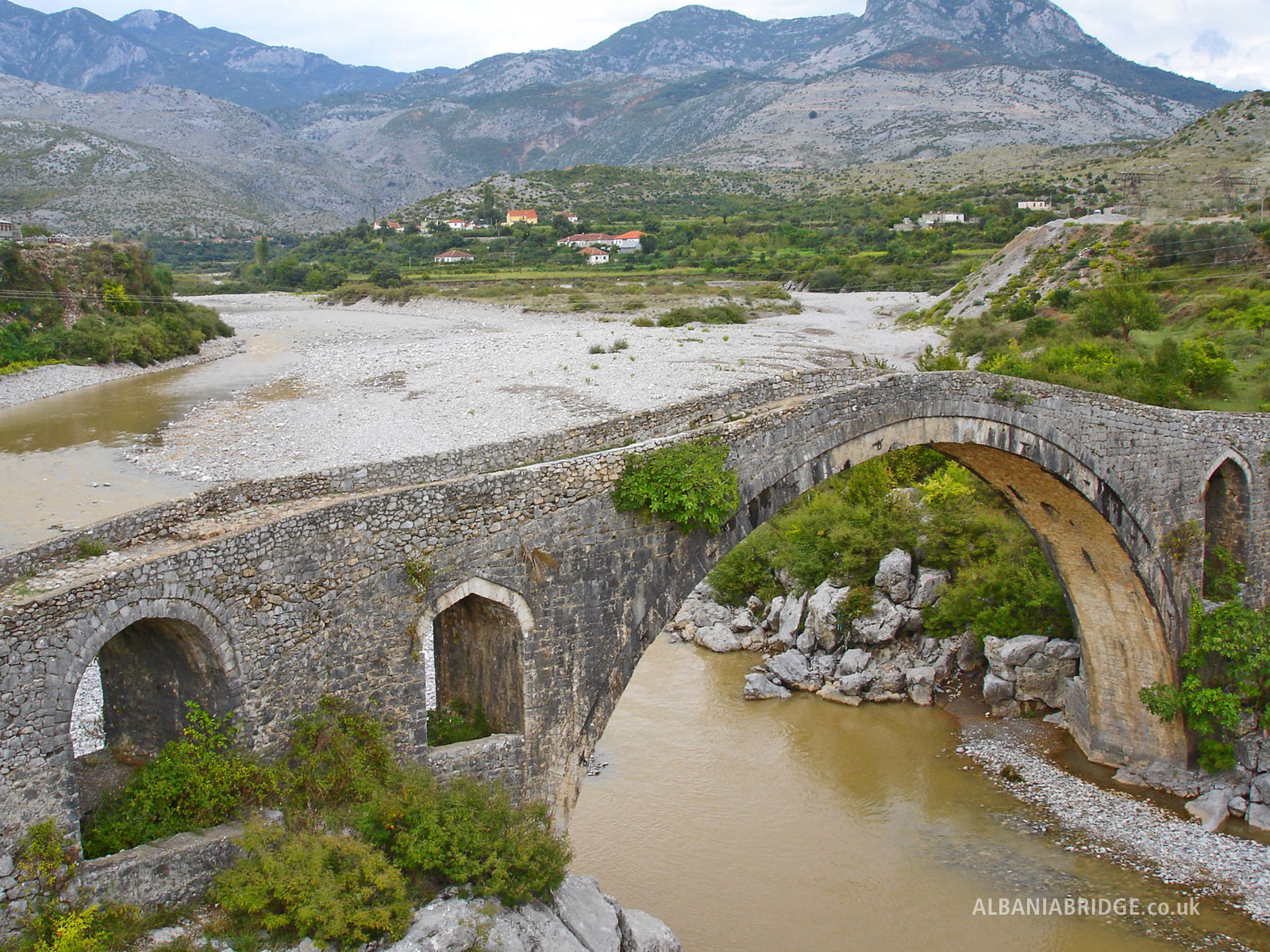 старый мост в албании